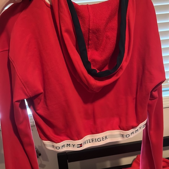 Tommy Hilfiger cropped hoodie with thick neck lining women’s medium - Picture 2 of 2